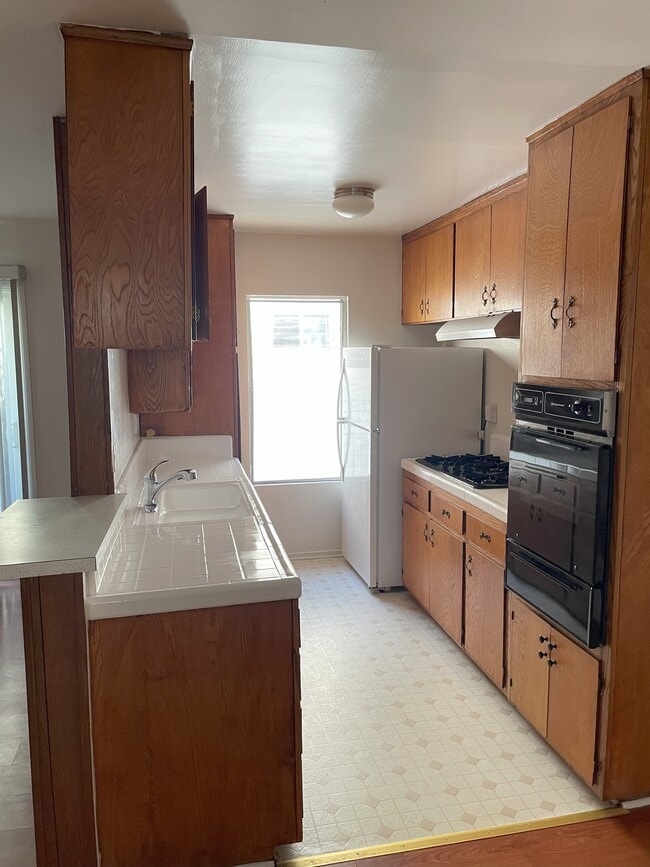Kitchen - 1440 Barry Ave