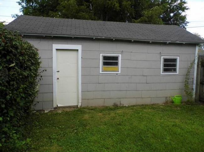 Building Photo - Charming Single Family Home with detached ...