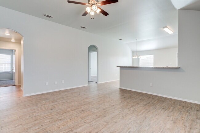 Foto del edificio - Bright & Spacious 4-Bed Home in Wolfforth