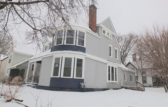 Building Photo - 220 E 27th St