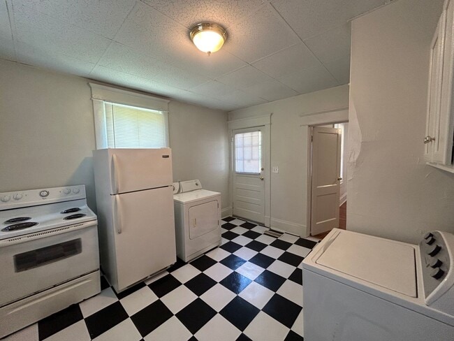 Building Photo - 1308 W Chapel Hill St