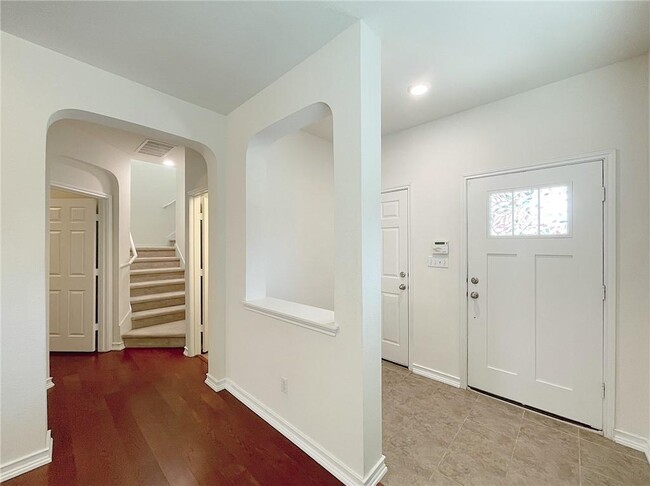 Foto del edificio - 404 Buttercup Creek Blvd