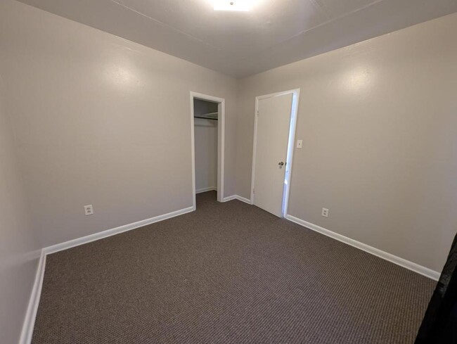 Building Photo - 711 Elm St