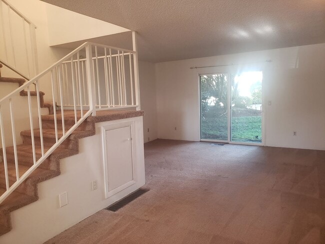 Building Photo - Charming Townhouse Near the Water! Water Sewer and Garbage Included!