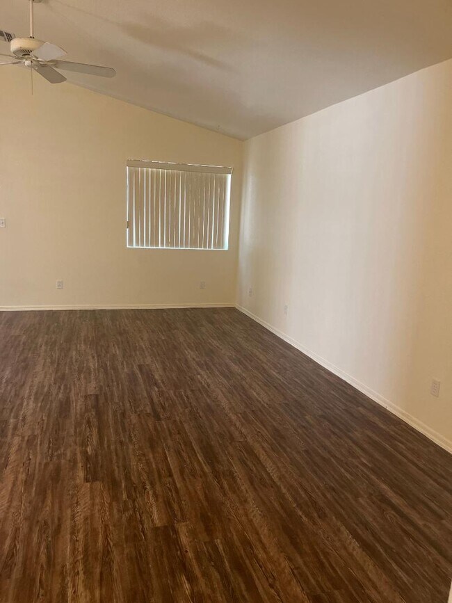 Foto del edificio - 2423 S Cybil Ave