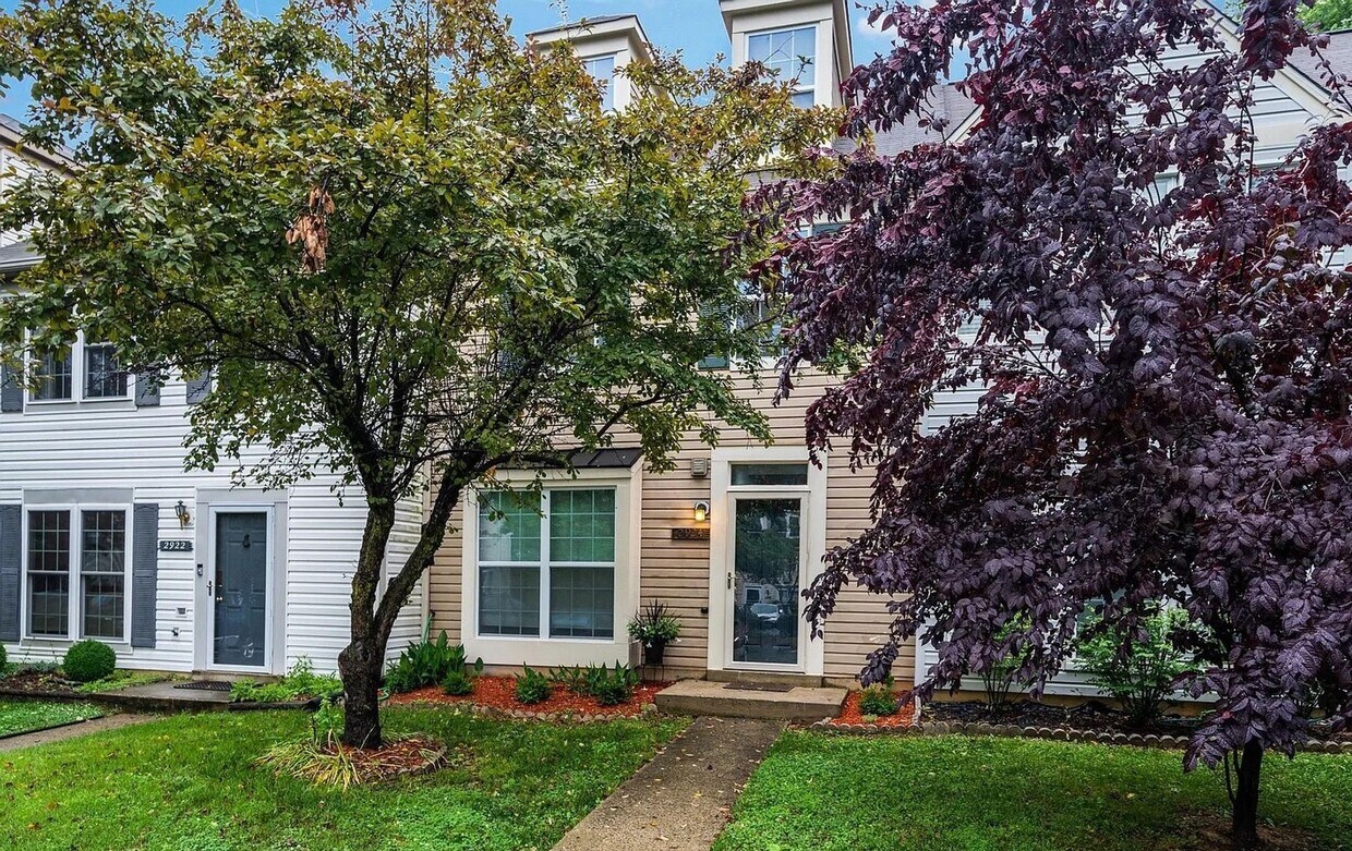 Foto principal - Lovely 3 BR/2.5 BA Townhome in Silver Spring!