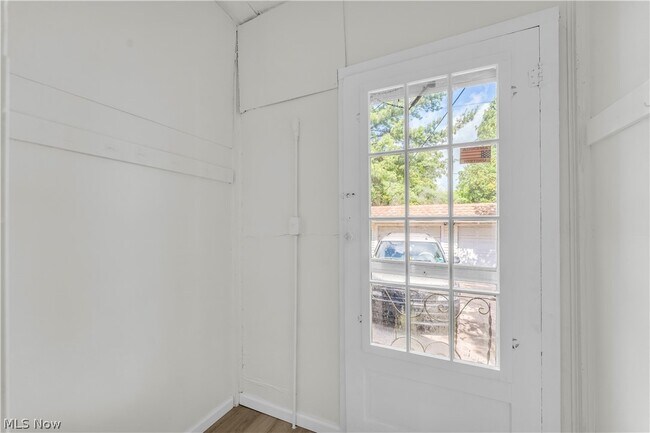 Foto del edificio - 8505 Jeffries Ave