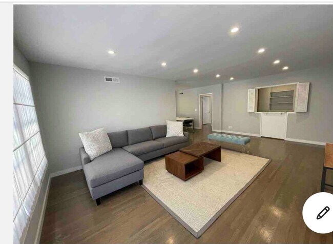 Foto del edificio - 348 S Elm Dr