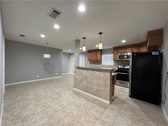 Building Photo - 1012 E St Johns Ave