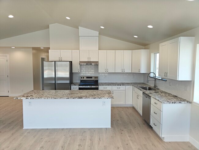 Kitchen - 6662 S Highland Dr