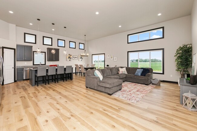 Foto del edificio - 4-bedroom, 3-bathroom Horace Single-Family Home w/ 3 Stall Garage