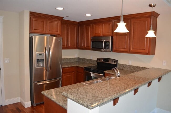 Building Photo - Ultra High End Apartment