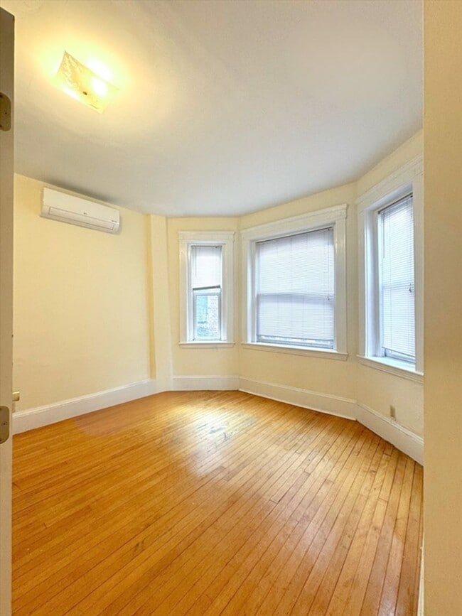 Building Photo - Beautiful 2 Bed Right On the Brighton/Broo...