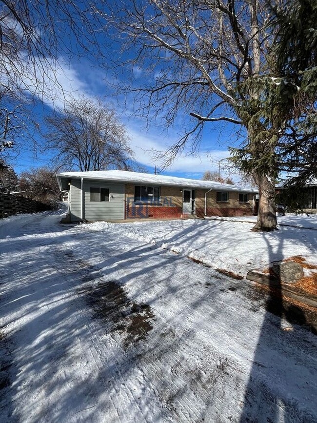 Building Photo - 865 Balsam St