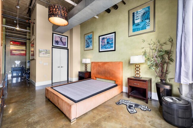 Foto del edificio - 315 E 8th St