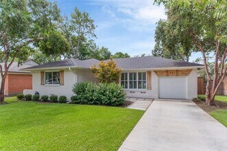Building Photo - 707 Dumont Dr