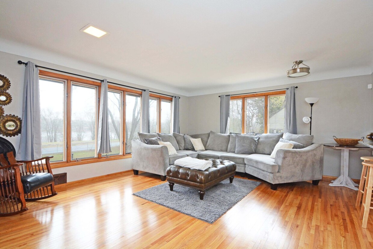 Foto principal - Beautiful 3 Bed 1 Bath Home in Desired Loc...