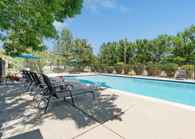 Combate el calor con un refrescante chapuzón en nuestra impresionante piscina, donde cada día se siente como unas vacaciones. - Glen Ridge Apartments