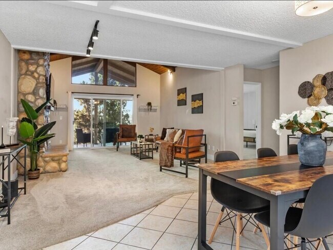 Building Photo - 912 Knoll Vista Dr
