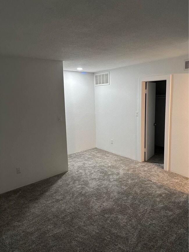 Building Photo - 6202 Skyline Dr