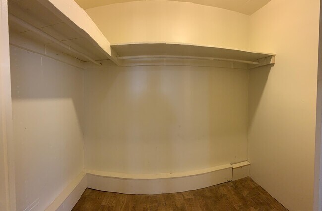 Building Photo - 916 Axtell St