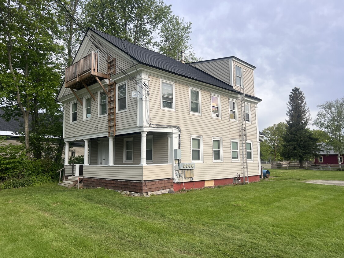 Primary Photo - 40 Railroad St