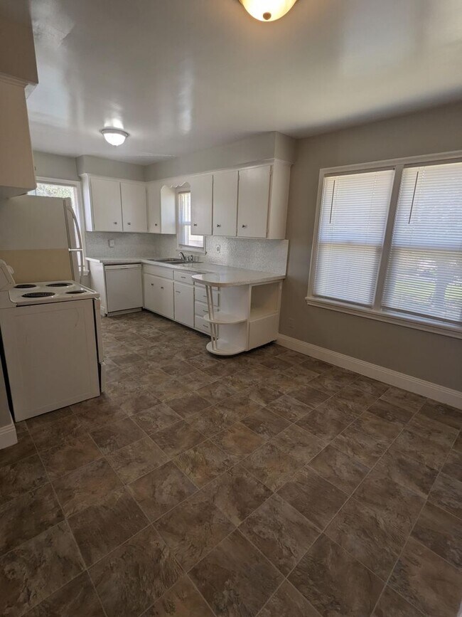 Building Photo - August Rent Free! 5 Bed 2 Bath Single Fami...