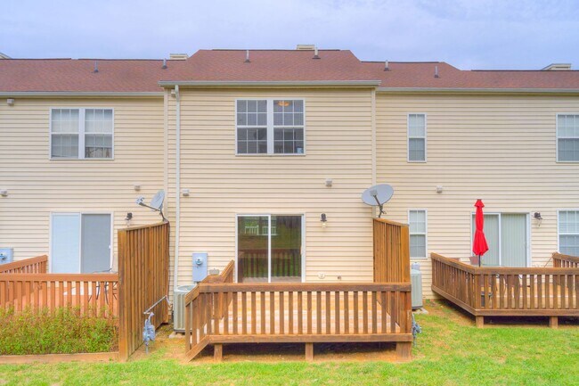 Foto del edificio - Available for the 2026-2027 lease term.