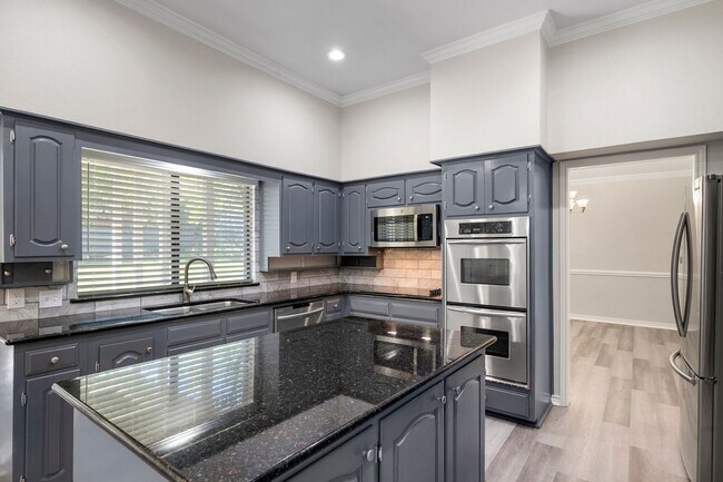Building Photo - Elegant TCU-Area