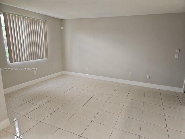 Building Photo - 1249 SW 46th Ave