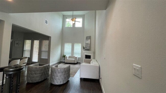 Building Photo - 2685 Venice Dr