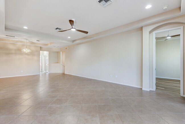 Foto del edificio - ** AVIANO AT NAPLES ** 3 BED / 2 BATH - CARRIAGE HOME - GARAGE - CENTRAL NAPLES - ANNUAL RENTAL