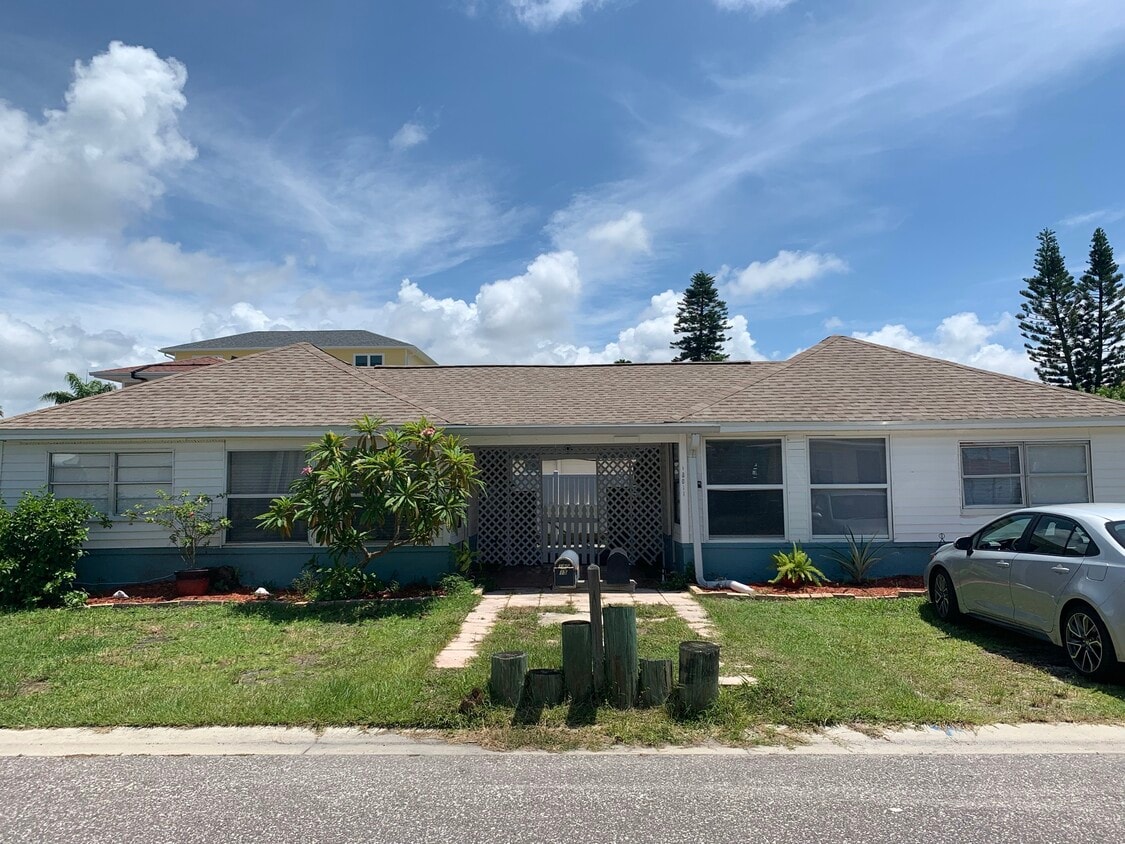 18015 1st St E, Redington Shores, FL 33708 House Rental in Redington