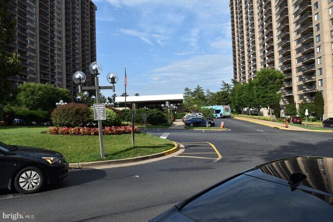 Building Photo - 3705 S George Mason Dr