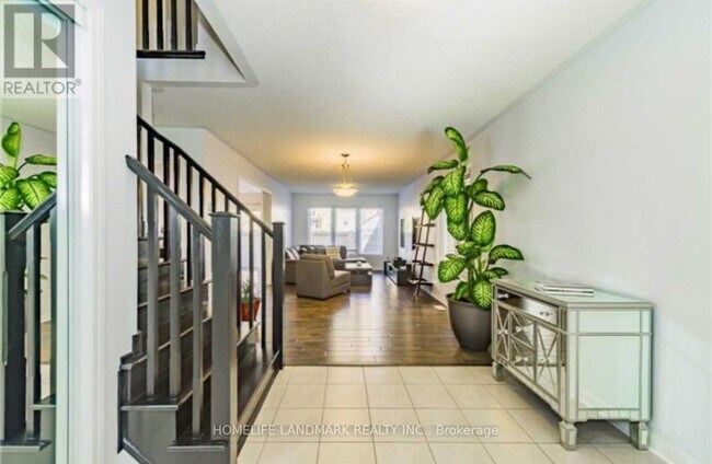 Building Photo - 465 Carbert Cres