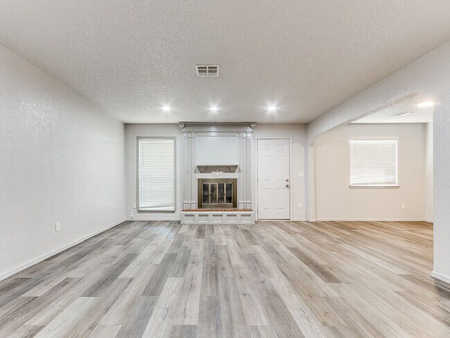 Building Photo - 2002 Vanessa Dr