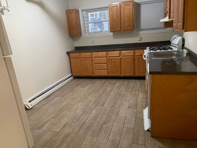 Foto del edificio - Loft Style 3 bed 2 bath Heat Hw inc 1 Free Month Students Ok, make all the noise you want here!