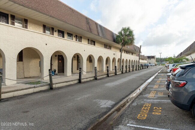 Foto del edificio - 1735 El Camino Rd
