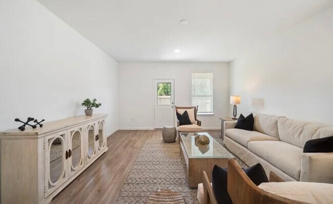 Foto del edificio - 248 Seven Pnes Dr