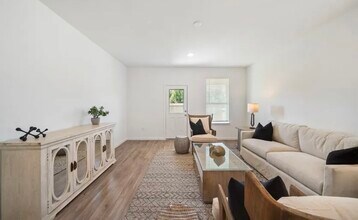 Building Photo - 248 Seven Pnes Dr