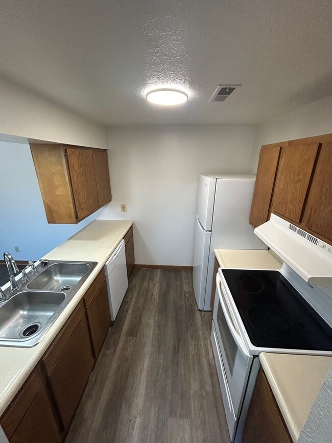 Building Photo - 2 bedroom 1 bath ground floor apartment