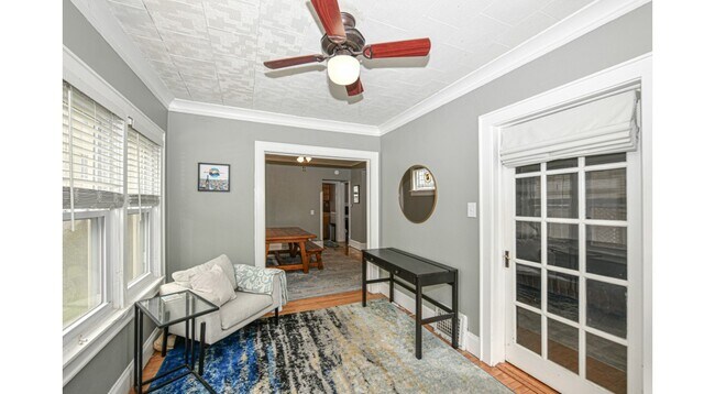 Entryway Area - 2565 N Oakland Ave