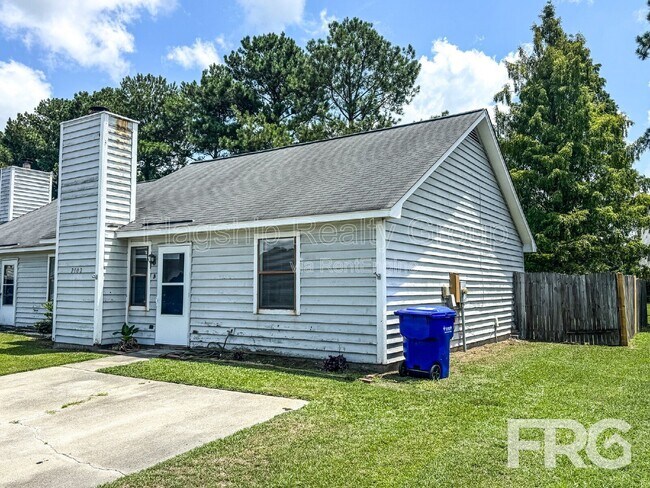 Foto del edificio - 2108 E 3rd St