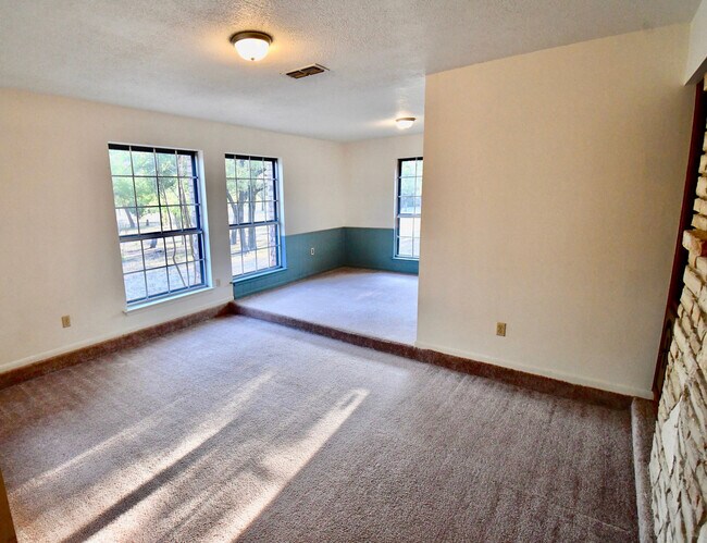 Foto del edificio - Gorgeous 4 Bedroom 2 Bathroom Kempner Home!