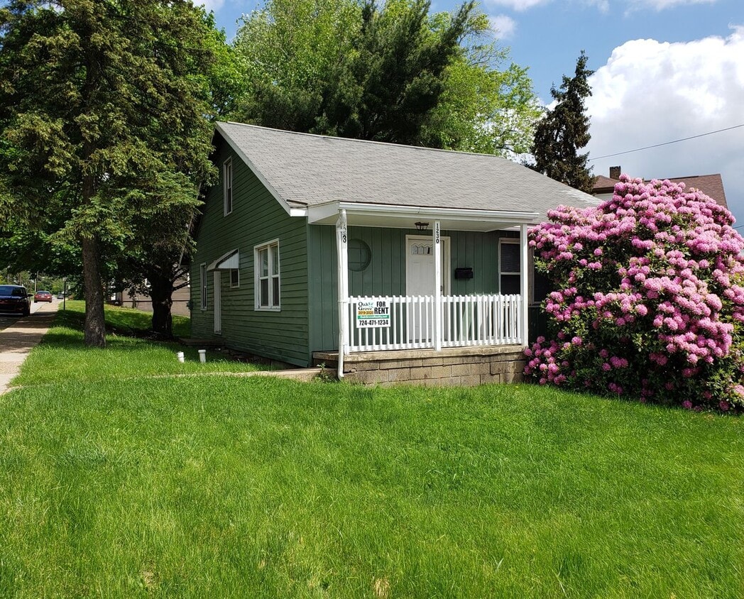 Foto principal - 4-5 bedroom home located on Oakland Ave, o...