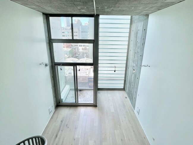 Building Photo - 2 Level Penthouse Loft! 1BR + Office/1.5BA...