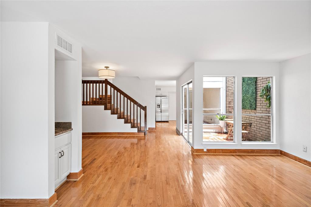 Primary Photo - 5246 Woodlawn Pl