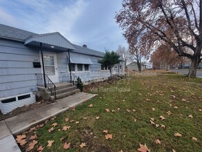 Building Photo - 400-402 Barth Ave