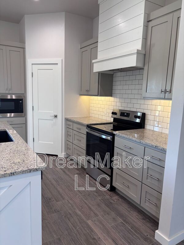 Building Photo - 900 Apple Blossom Wy