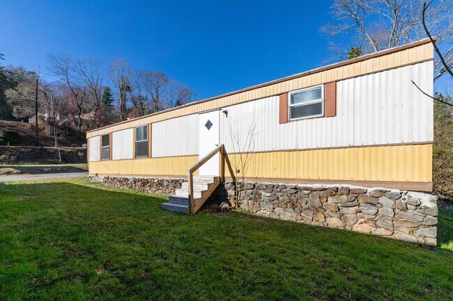 Building Photo - 245 Weaverville Rd